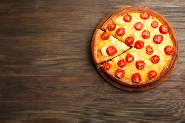 Pizza Margherita e fetta rimossa sul tavolo — Foto Stock