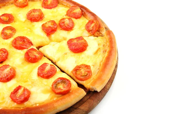 Pizza Margherita en verwijderde segment, geïsoleerd op wit — Stockfoto