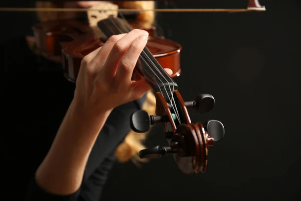 Muzikant speelt viool — Stockfoto