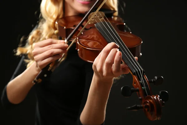 Músico toca el violín —  Fotos de Stock