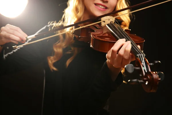 Músico toca el violín — Foto de Stock