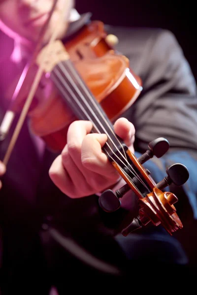 De violist prestaties close-up — Stockfoto