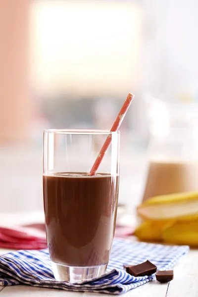 Verre de lait au chocolat sur la table close-up — Photo