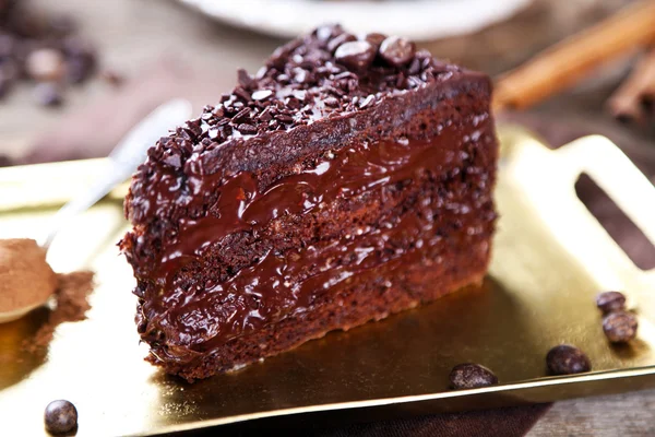 Шоколадний торт з шоколадним кремом на підносі, на дерев'яному фоні — стокове фото