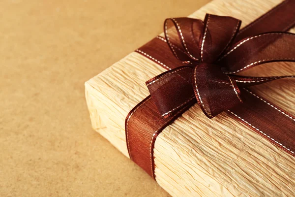 Hermoso regalo con lazo sobre fondo de madera —  Fotos de Stock
