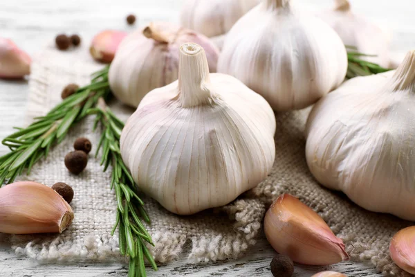 Zusammensetzung von Knoblauch und Rosmarin auf der Verpackung, Nahaufnahme — Stockfoto