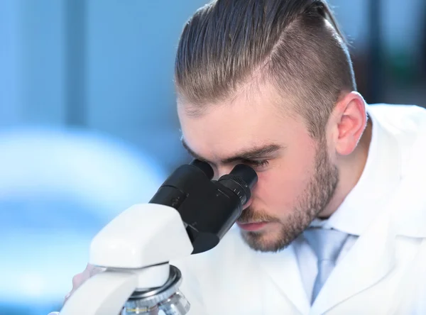 Técnico médico que trabalha em laboratório — Fotografia de Stock