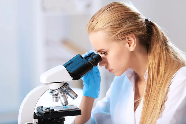 Técnico médico trabajando —  Fotos de Stock