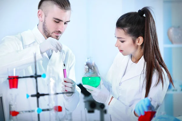 Técnicos médicos trabajando en laboratorio — Foto de Stock