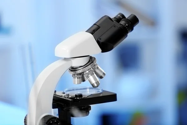 Moderno microscopio medico — Foto Stock