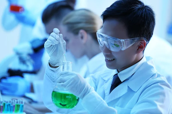 Técnicos médicos trabajando en laboratorio — Foto de Stock