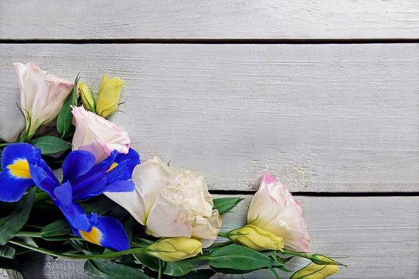 Hermoso ramo de flores sobre fondo de madera blanca, espacio para copiar —  Fotos de Stock