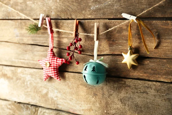 Красивые рождественские игрушки на старом деревянном фоне — стоковое фото