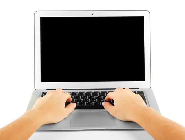 Vrouwelijke handen die op laptop werkt — Stockfoto