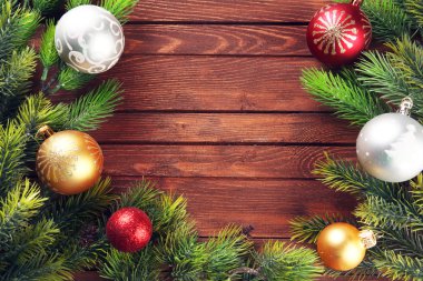 Ahşap masa üstünde toys ile Noel köknar ağacı dalları