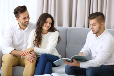 Emlakçı çift projeye sunulması