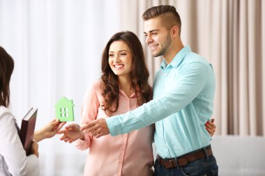 Emlakçı evin model çift için vererek