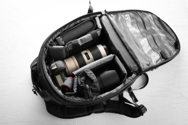 Fotoğrafçının ekipman hafif bir arka plan üzerinde