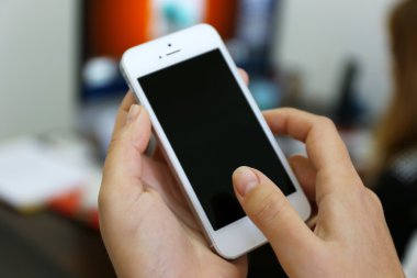 Kadın holding smartphone kapalı