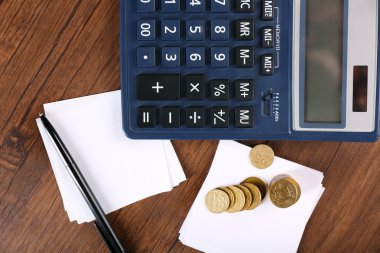 Ahşap arka plan üzerinde Office kaynağı