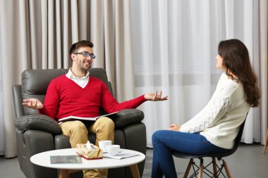 Kadın psikolog resepsiyonda üzerinde