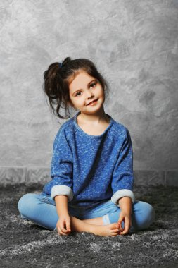 Gri duvar arka plan üzerinde küçük moda çocuk kız portresi
