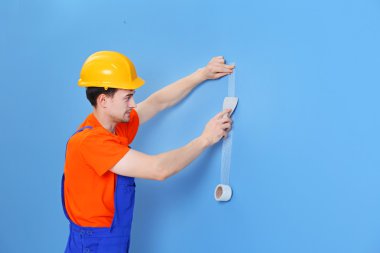 Genç bir işçi yenileyerek daire 