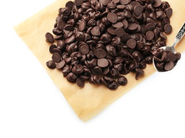 Çikolata morsels üzerinde beyaz izole