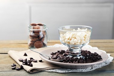 Çikolata lokma ahşap arka plan üzerinde cam kavanoz içinde