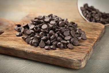 Ahşap tahta üzerinde çikolata morsels