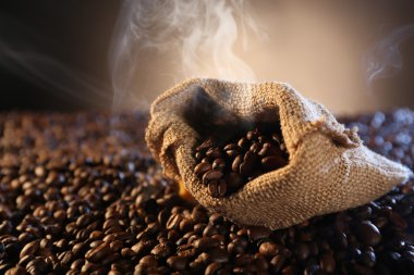 Kahve çekirdekleri ile çul çanta 