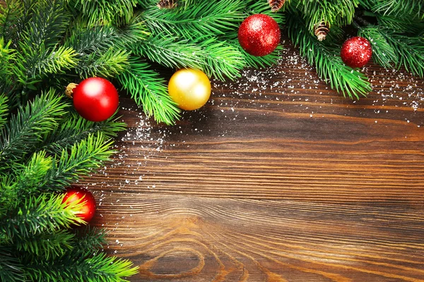 나무 테이블에 장난감 크리스마스 전나무 트리 분기 — 스톡 사진