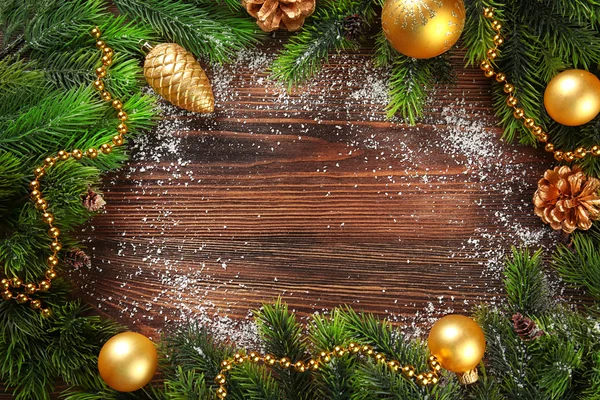 Ramas de abeto de Navidad con juguetes en la mesa de madera —  Fotos de Stock