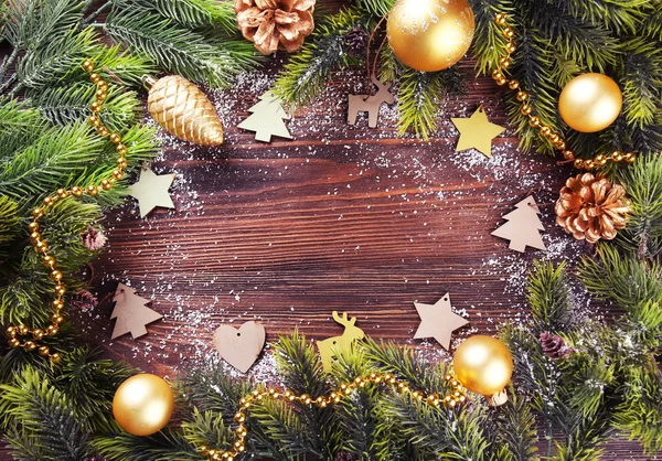 Ramas de abeto de Navidad con juguetes en la mesa de madera —  Fotos de Stock