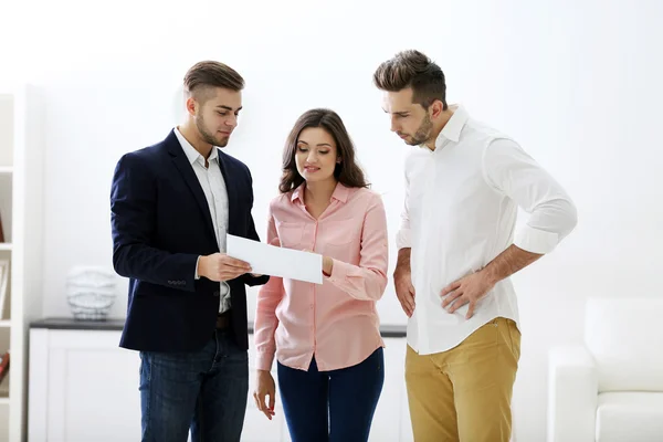 Familj med fastighetsmäklare — Stockfoto