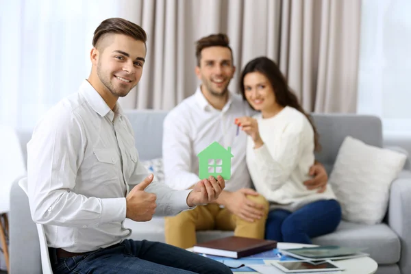 Agente imobiliário com modelo de casa — Fotografia de Stock