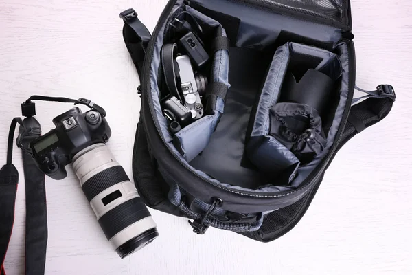 Equipamento de fotógrafo em um fundo leve — Fotografia de Stock