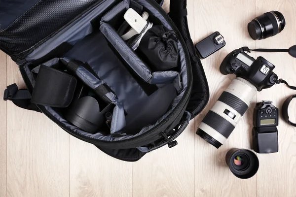 Fotografs utrustning på golvet i ett rum — Stockfoto