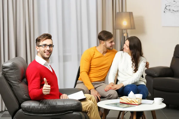 Jong (echt) paar met familie psycholoog — Stockfoto