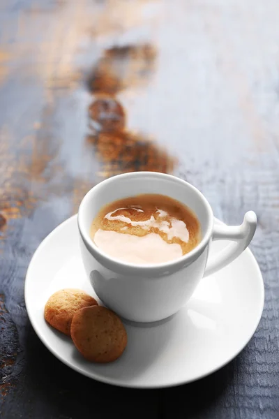 Чашка кави на дерев'яному фоні столу — стокове фото