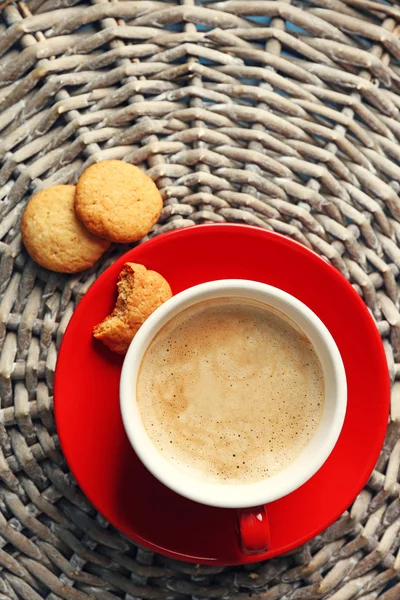 Чашка кофе на плетеном фоне мат — стоковое фото