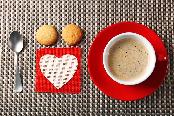 Taza de café sobre fondo oscuro —  Fotos de Stock