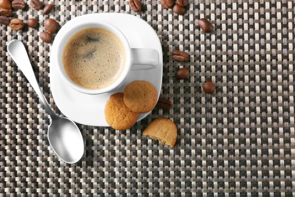 Cangkir kopi dengan latar belakang gelap — Stok Foto