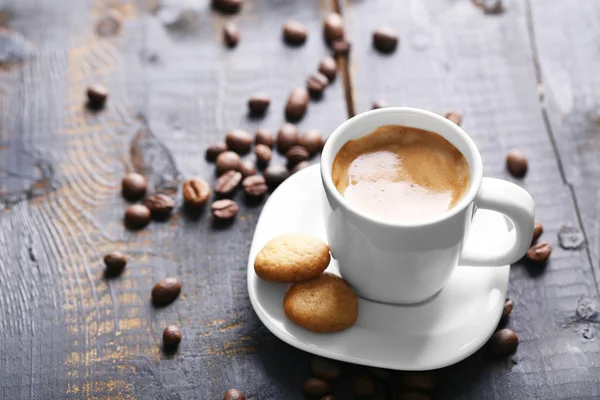 Cangkir kopi dengan latar belakang meja kayu — Stok Foto