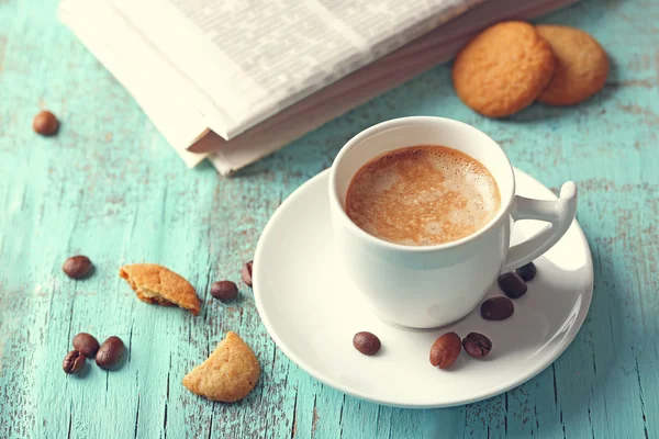 Tasse Kaffee auf farbigem Holzhintergrund — Stockfoto