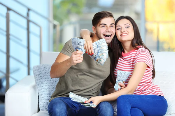 Casal feliz com dinheiro da caixa de dinheiro — Fotografia de Stock