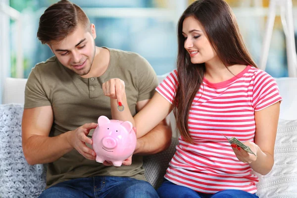 Щаслива пара рахує гроші — стокове фото