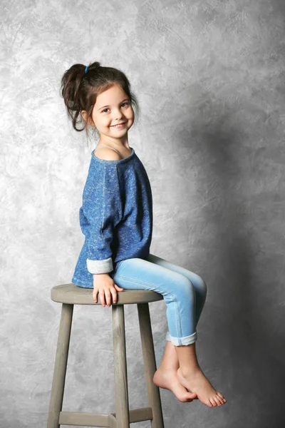 Portrait de petite fille enfant de la mode sur fond de mur gris — Photo