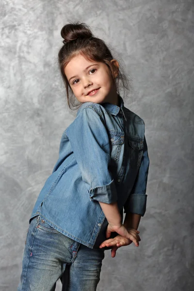 Retrato de menina criança de moda pouco no fundo da parede cinza — Fotografia de Stock