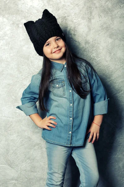Retrato de niña de moda sobre fondo de pared gris —  Fotos de Stock
